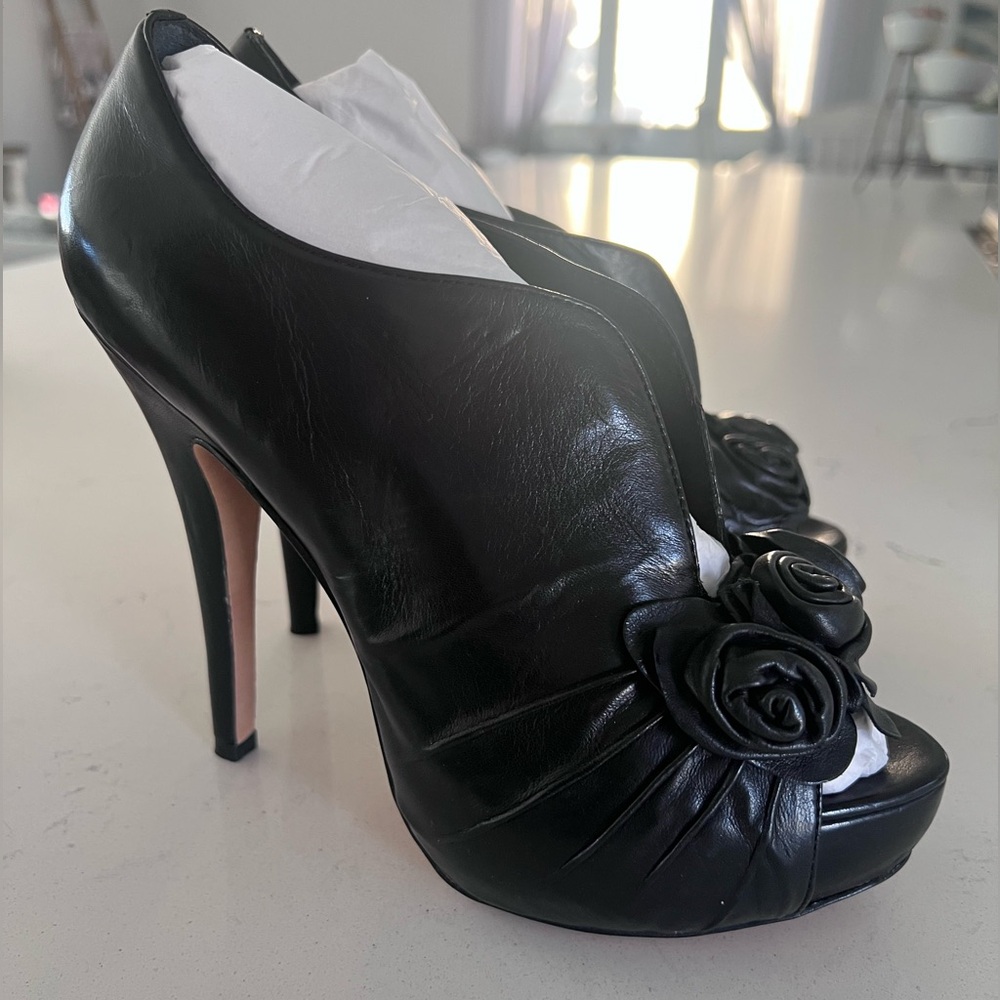 Vince Camuto black leather platform heels size 6.5